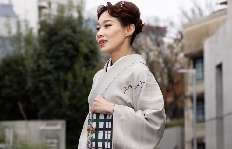 Kimono sa znovu vracia,  von zo skrine do modernej módy a doby