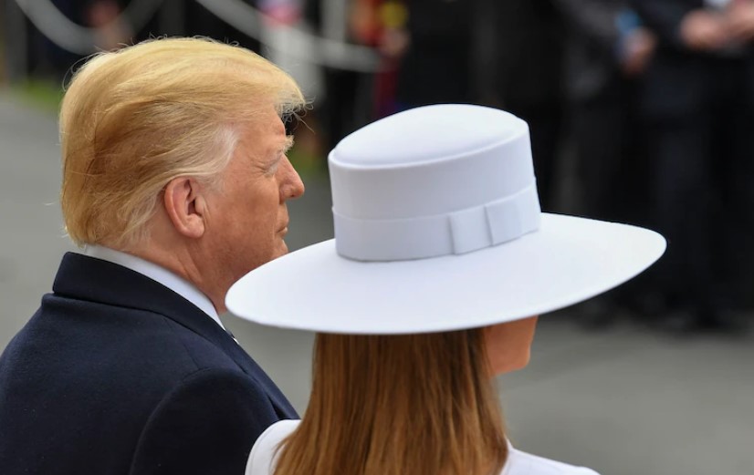 Vydraží biely doplnok White Hat